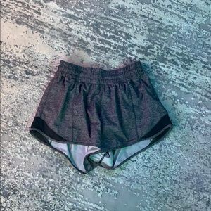 Grey lululemon hotty hots 4”